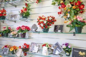 bouquets de fleurs et plaque